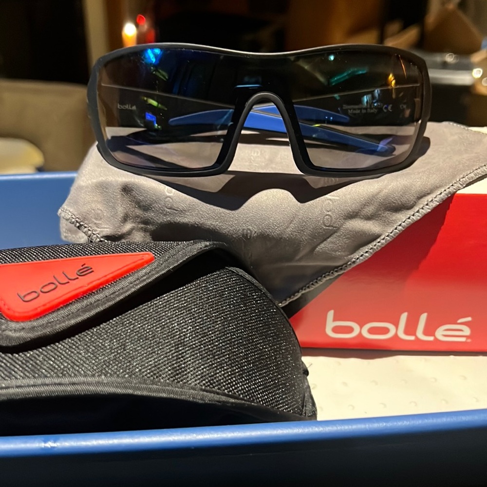 Like new Bollé men’s sunglasses.Great for skiing, cycling, or running.Polarized.